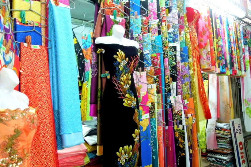 日本人におすすめの服職雑貨のお土産は「アオザイ」と「刺繍」
