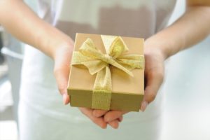 女性がプレゼントを贈る写真
