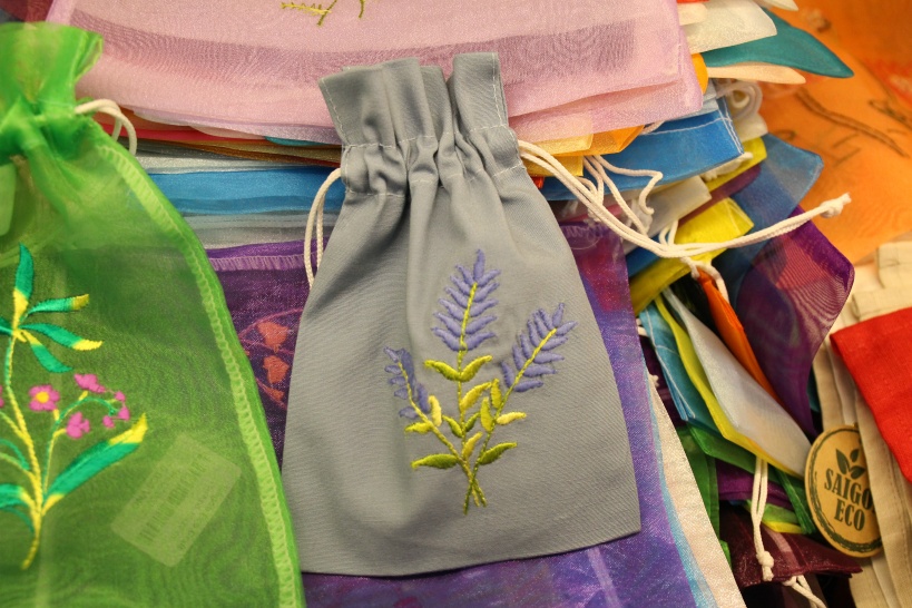 1.刺繍ポーチ|ベトナム伝統手工芸品を求めるならコレ!